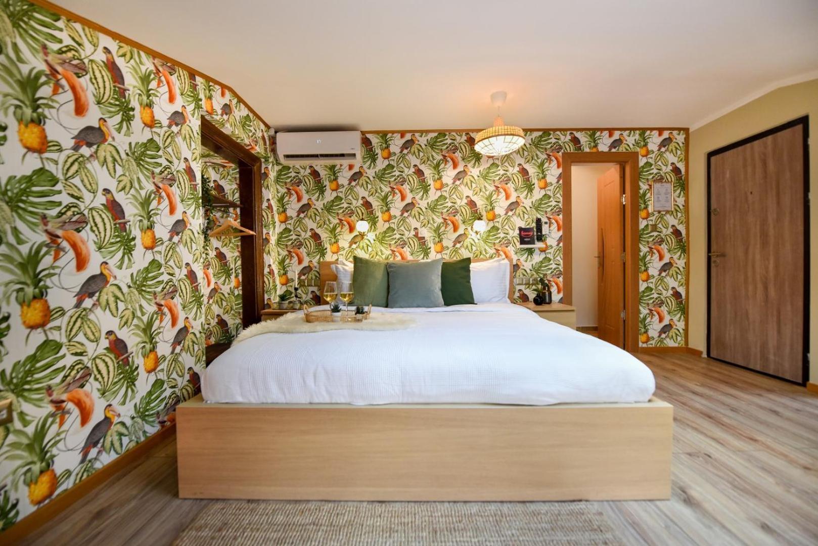Historic Charm, Modern Comfort - Accommodation In The Heart Of The Old Town Bükreş Dış mekan fotoğraf