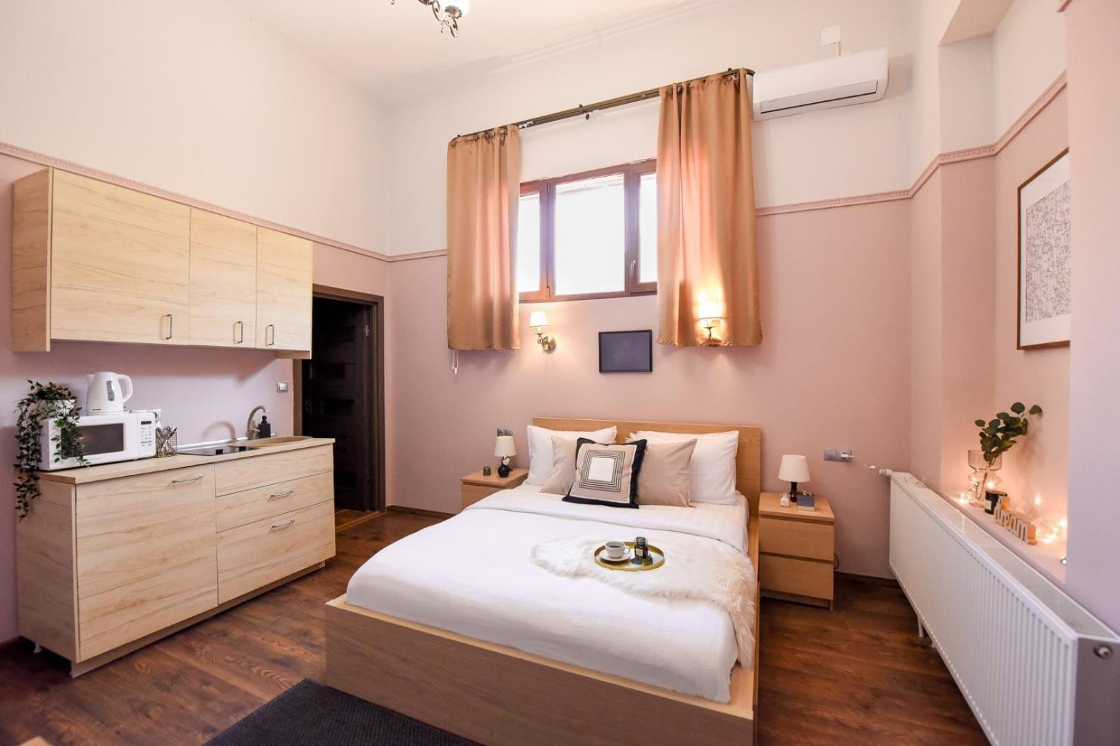 Historic Charm, Modern Comfort - Accommodation In The Heart Of The Old Town Bükreş Oda fotoğraf