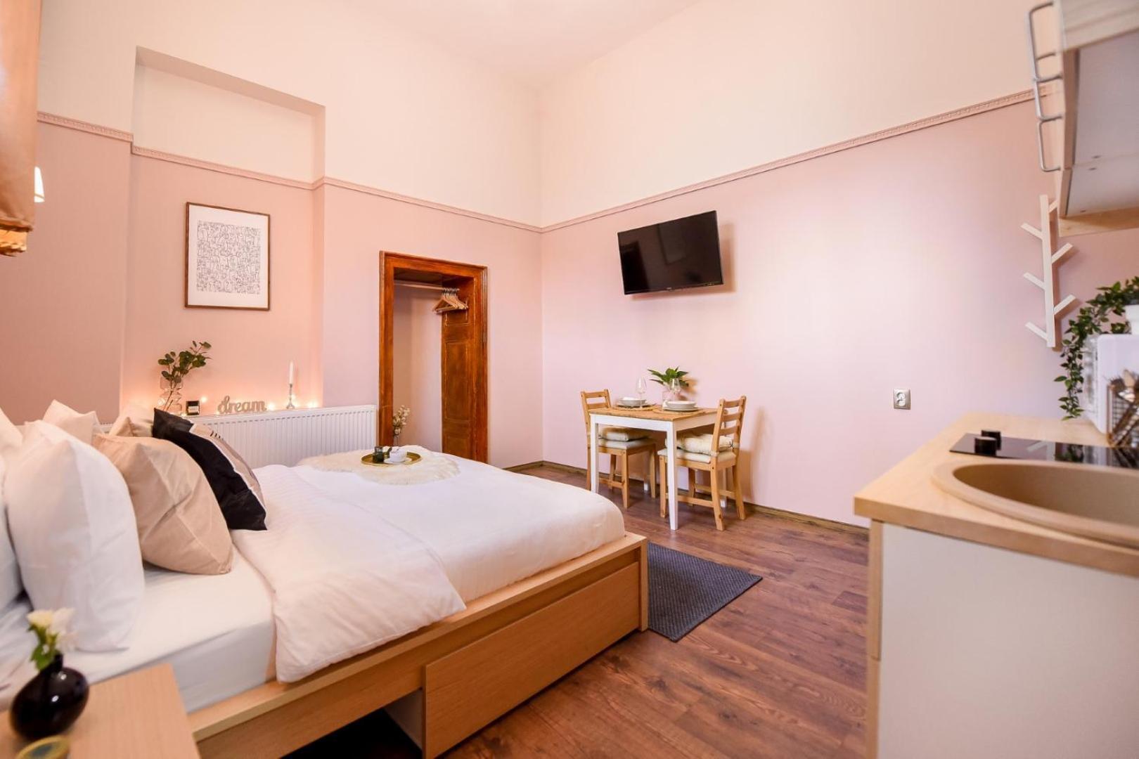Historic Charm, Modern Comfort - Accommodation In The Heart Of The Old Town Bükreş Oda fotoğraf