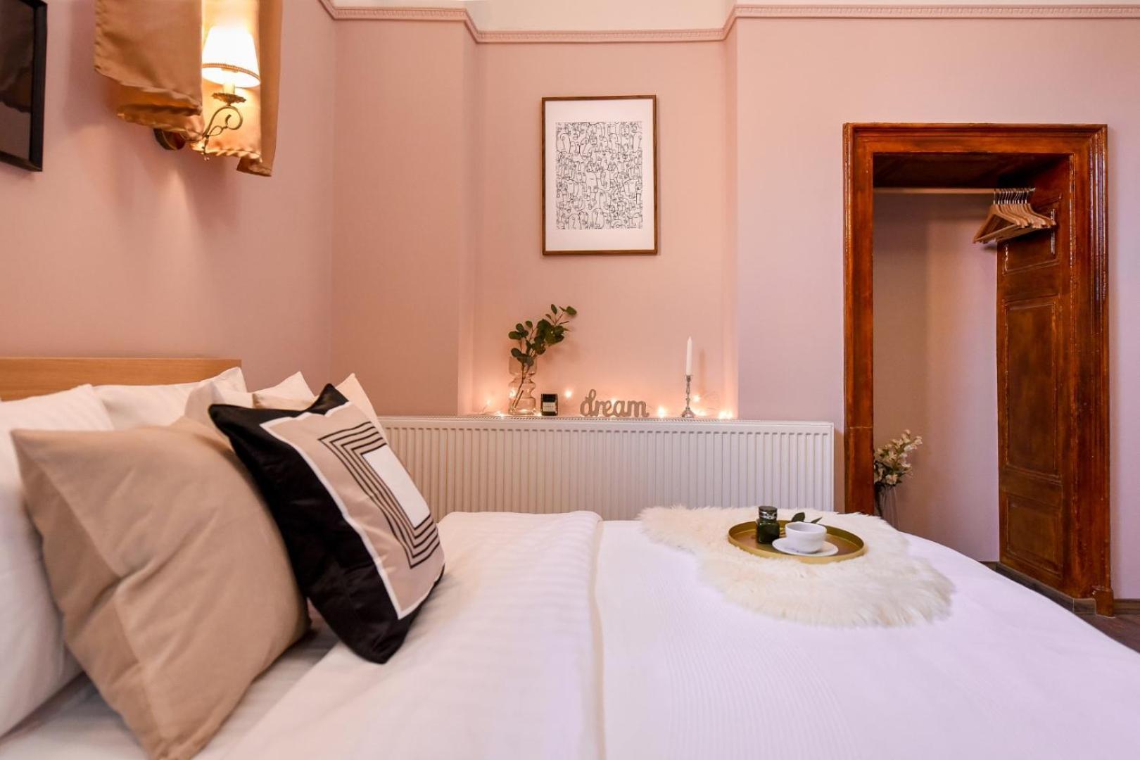 Historic Charm, Modern Comfort - Accommodation In The Heart Of The Old Town Bükreş Oda fotoğraf