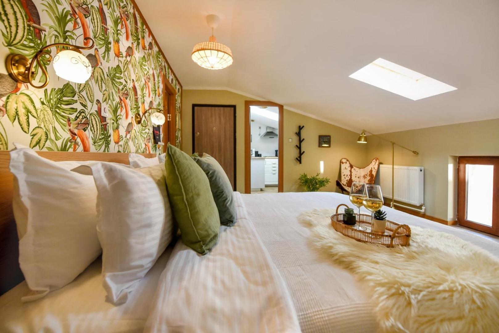 Historic Charm, Modern Comfort - Accommodation In The Heart Of The Old Town Bükreş Oda fotoğraf