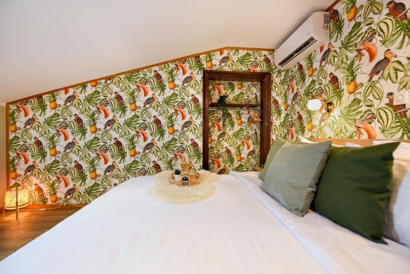 Historic Charm, Modern Comfort - Accommodation In The Heart Of The Old Town Bükreş Oda fotoğraf