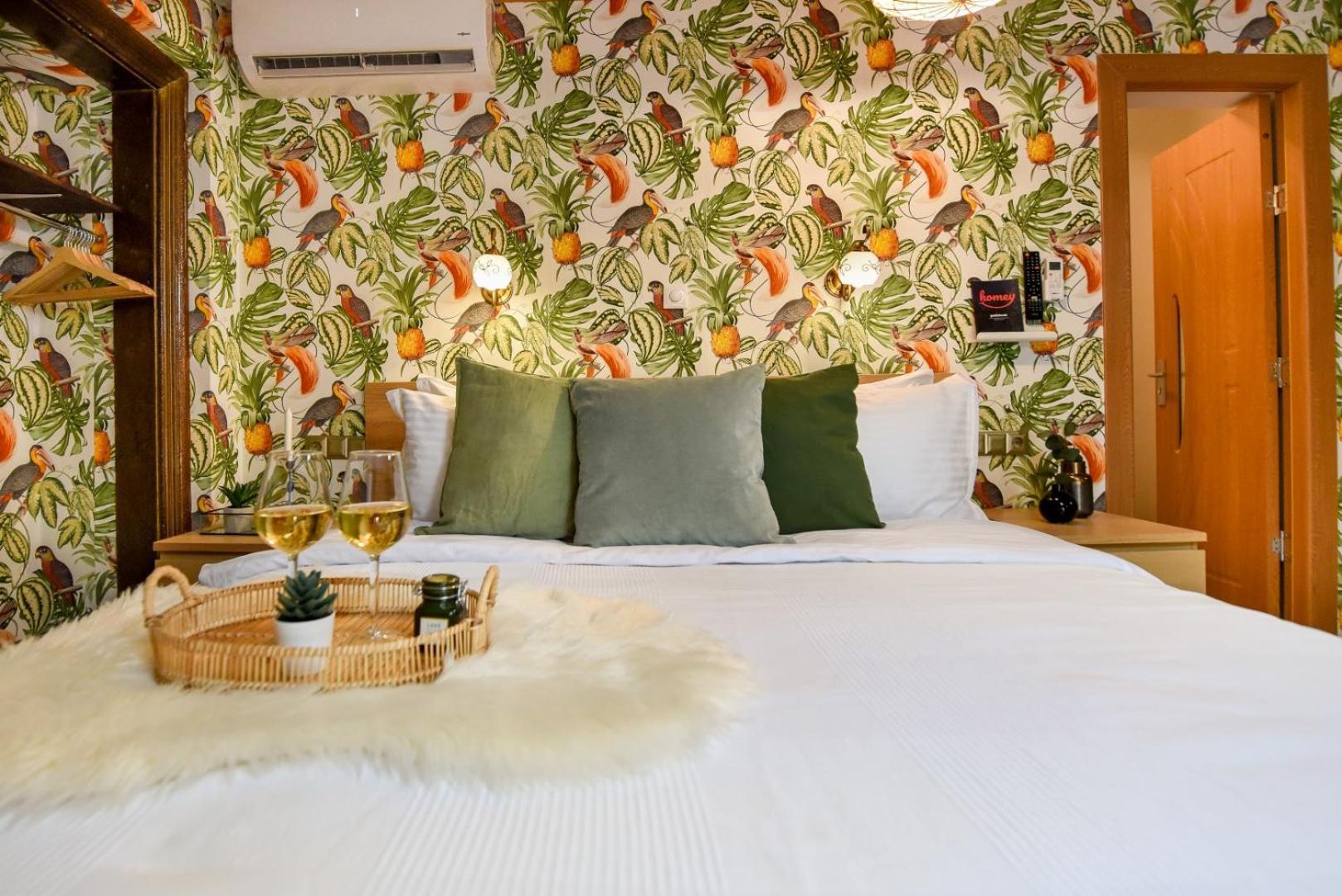 Historic Charm, Modern Comfort - Accommodation In The Heart Of The Old Town Bükreş Oda fotoğraf