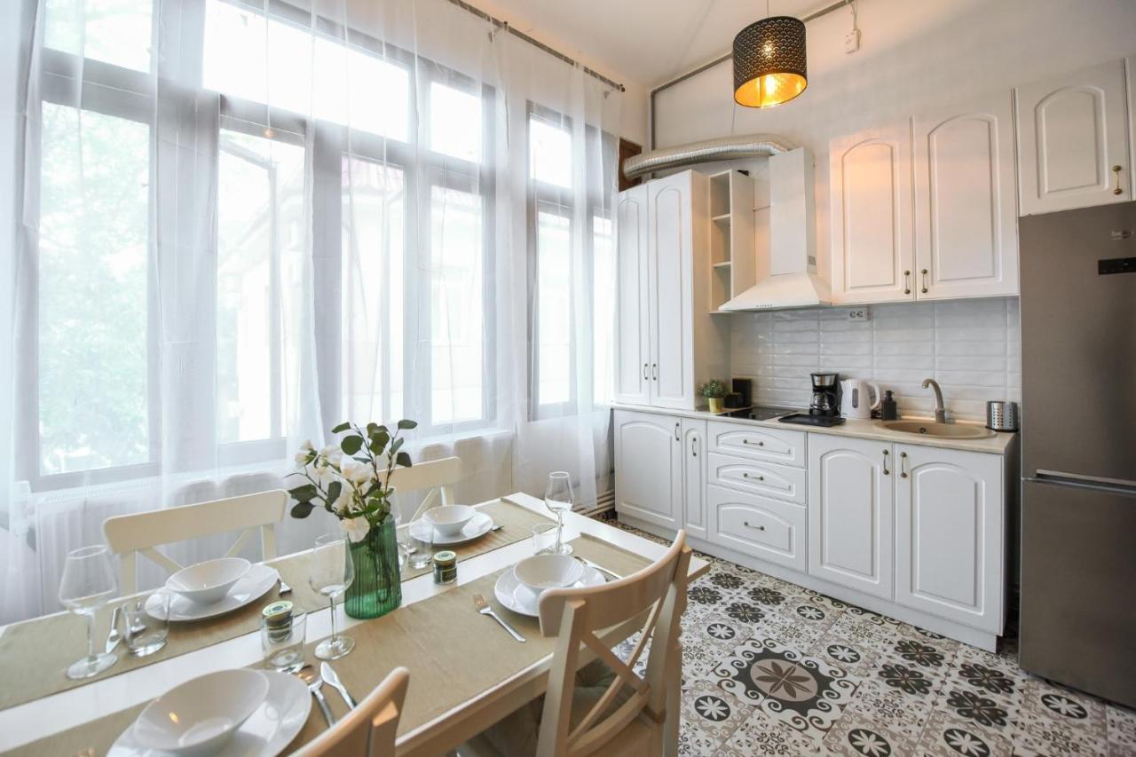 Historic Charm, Modern Comfort - Accommodation In The Heart Of The Old Town Bükreş Dış mekan fotoğraf