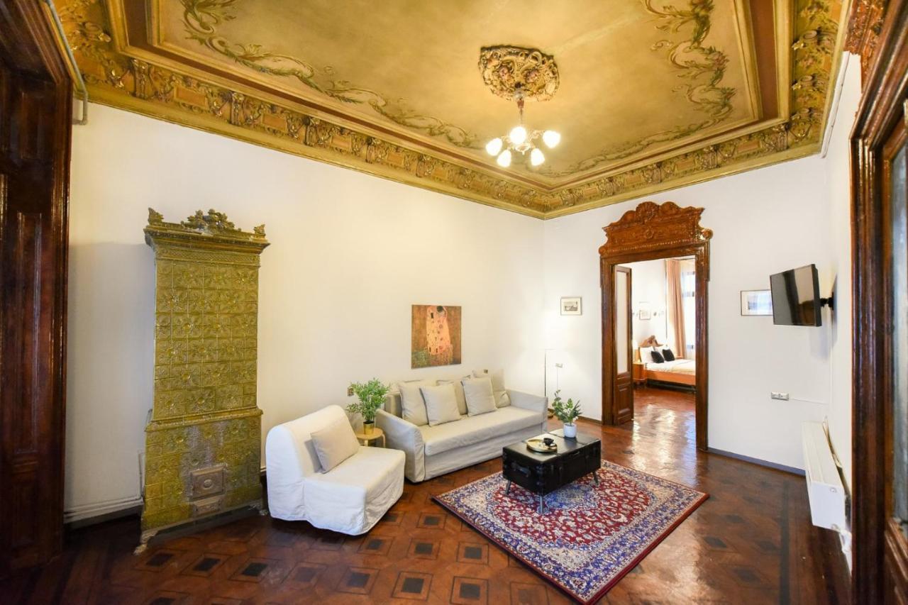 Historic Charm, Modern Comfort - Accommodation In The Heart Of The Old Town Bükreş Dış mekan fotoğraf