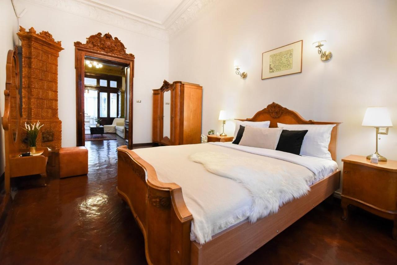 Historic Charm, Modern Comfort - Accommodation In The Heart Of The Old Town Bükreş Dış mekan fotoğraf